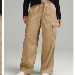 Lululemon Lightweight Adjustable MR Cargo Pant  size xs